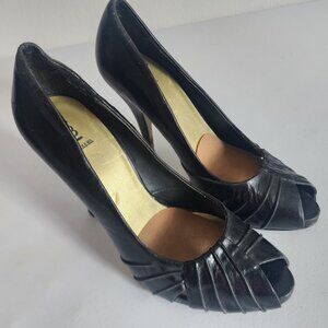 Bakers Braiden 1221 4.5" High Leather Black Women Peep Toe Stilettos. Size 9 M.
